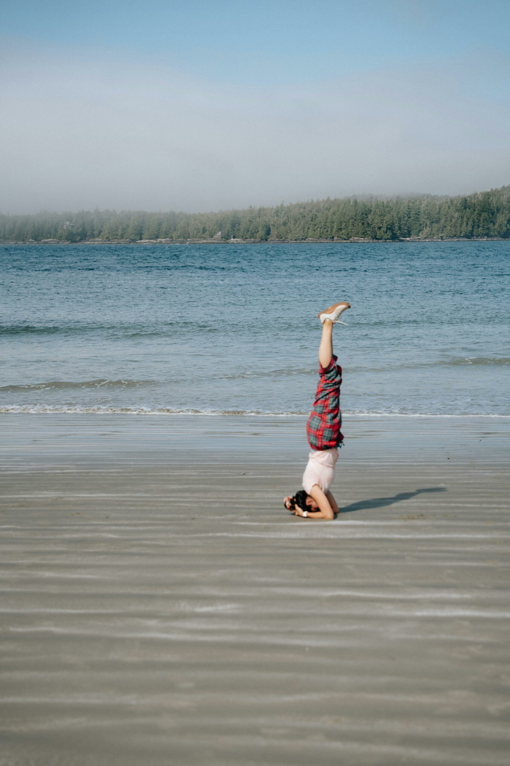 Personne méditant dans la nature